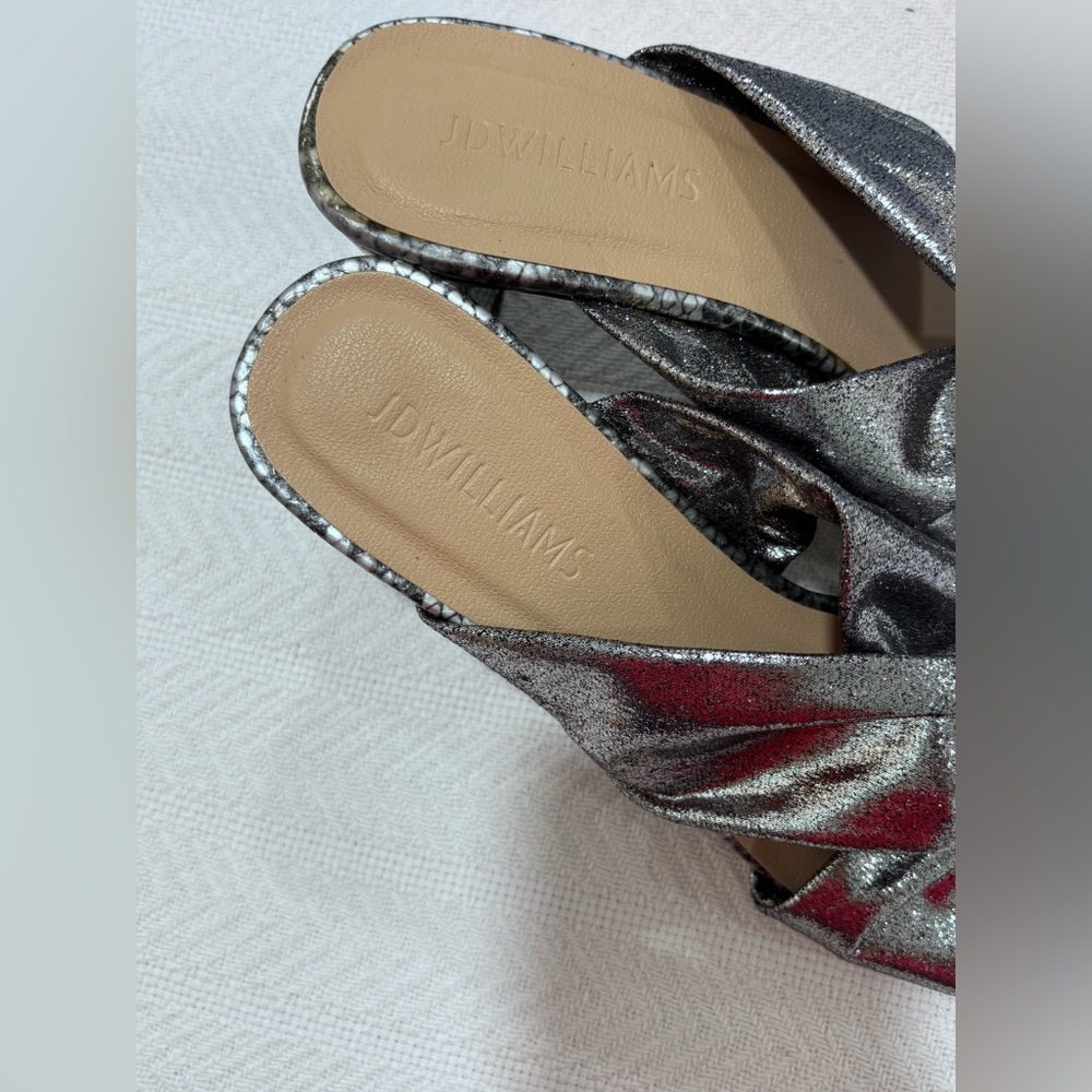 💜Metallic Silver Knot Slide Sandals - Picture 6 of 9